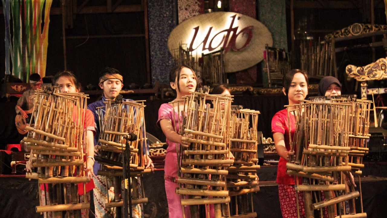 Playing angklung